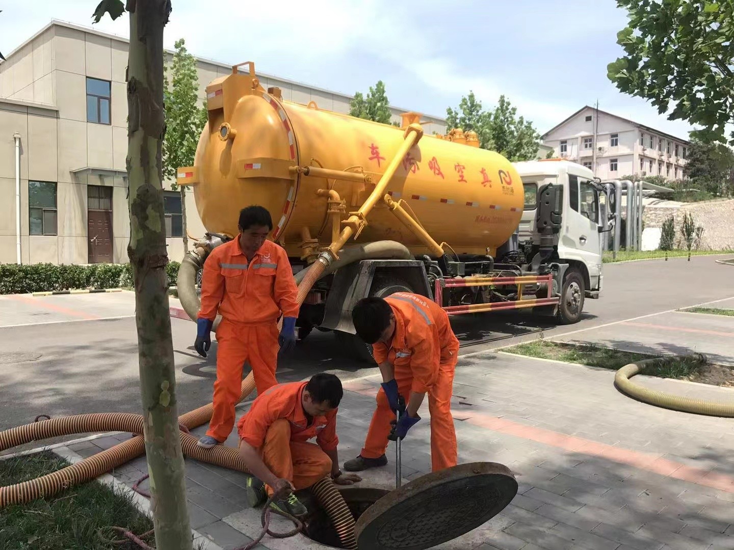 敦煌化粪池清理与5-8吨吸粪车施工效率分析